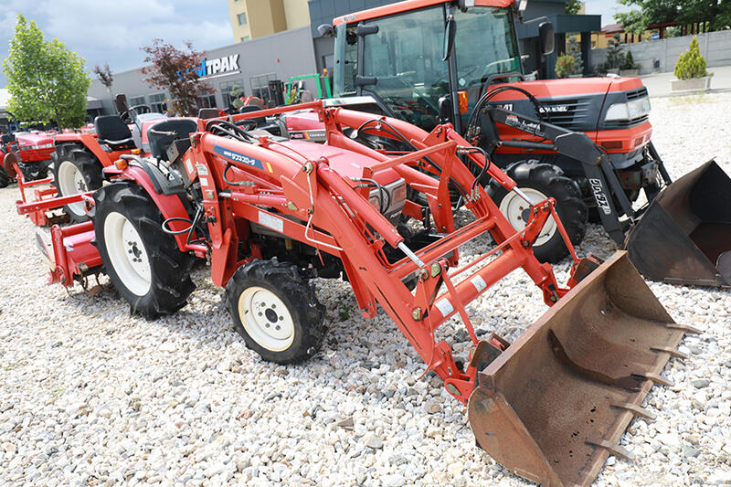 Трактор YANMAR с челен товарач - тел.: 0888 666 000